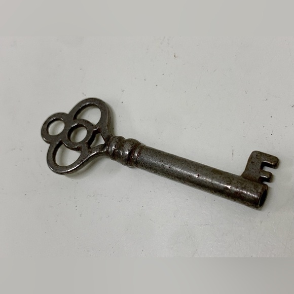Early 20th Century Antique Hollow Barrel Skeleton Key - Picture 3 of 9